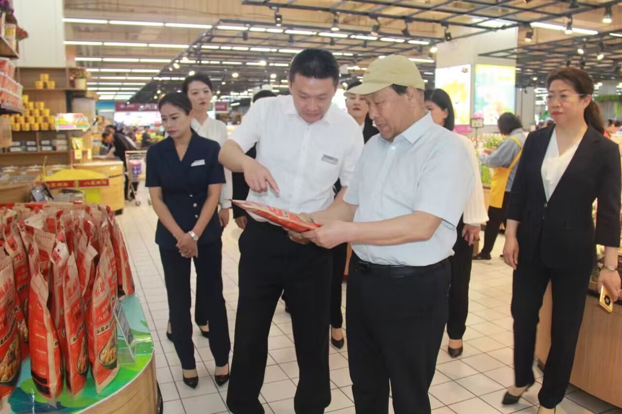 石董慰問(wèn)暖人心  堅守崗位提銷(xiāo)售