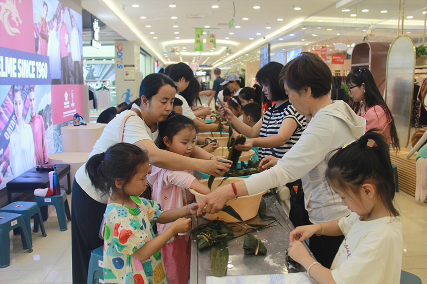 石董蒞臨指導鼓士氣  員工載歌載舞賀店慶