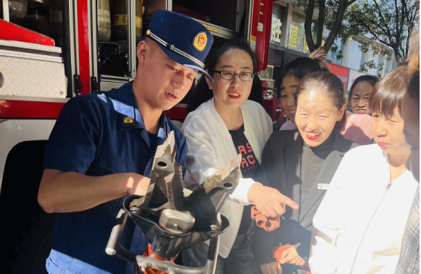 “藍焰”戰士現場(chǎng)演示  全員增強安全意識