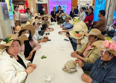 “帽”美如花   感恩母親指尖傳； 繽紛彩繪   致謝母愛(ài)金威贊